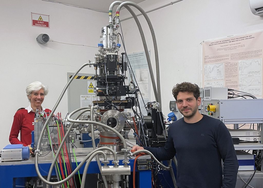 Maria Elisabetta Palumbo e Riccardo Urso nel laboratorio Inaf di Catania