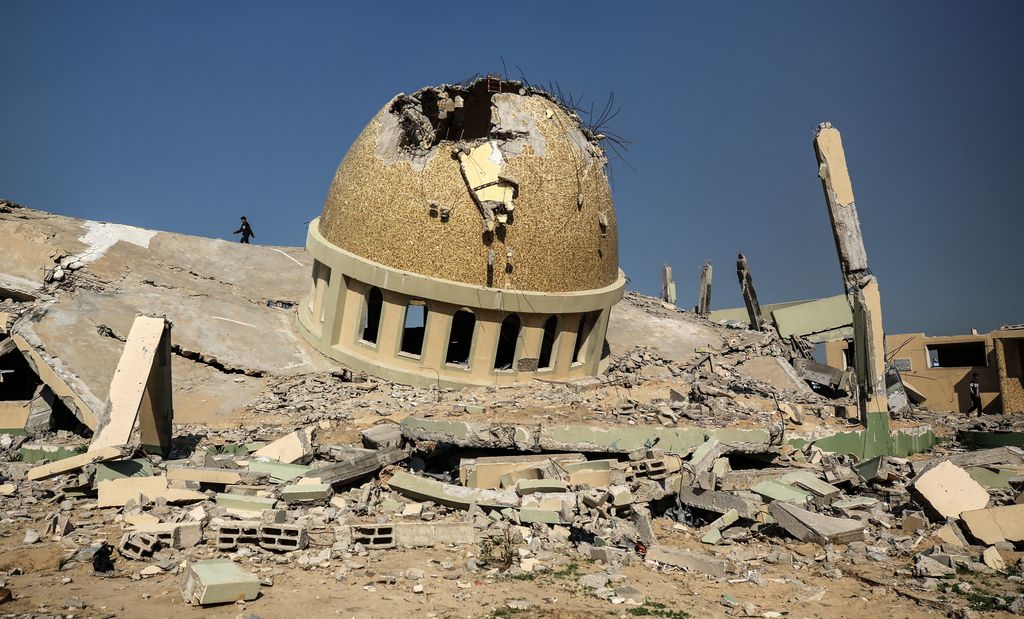 Una moschea distrutta dai bombardamenti a Khan Yunis