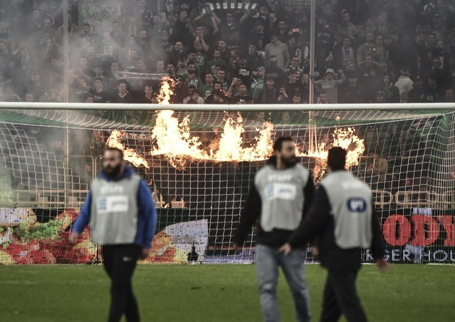 Tifosi greci in una partita di calcio del 2019