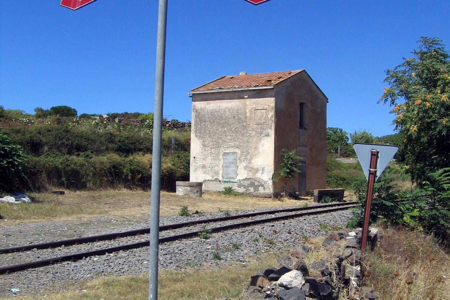 Un passaggio a livello senza barriere