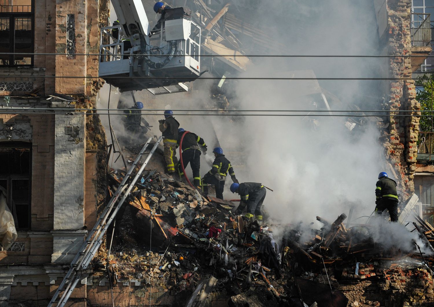 Soccorsi dopo un bombardamento a Kiev