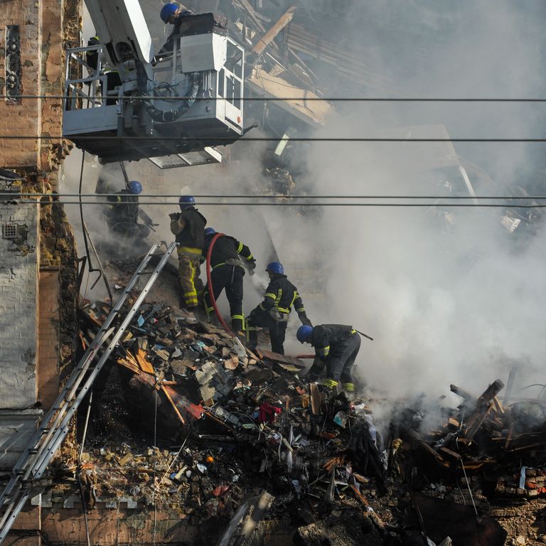 Soccorsi dopo un bombardamento a Kiev