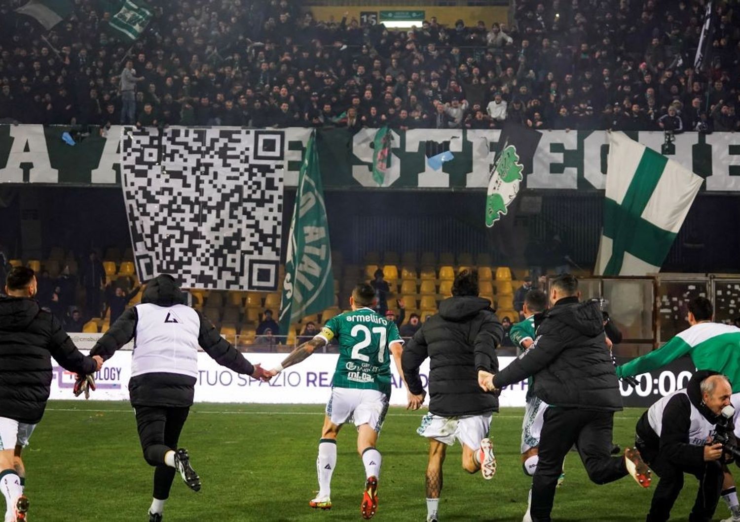 Lo striscione con qr code esposto dai tifosi dell'Avellino