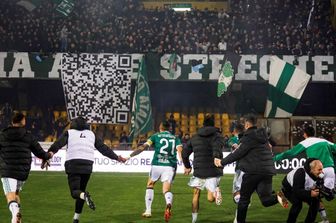 Lo striscione con qr code esposto dai tifosi dell'Avellino