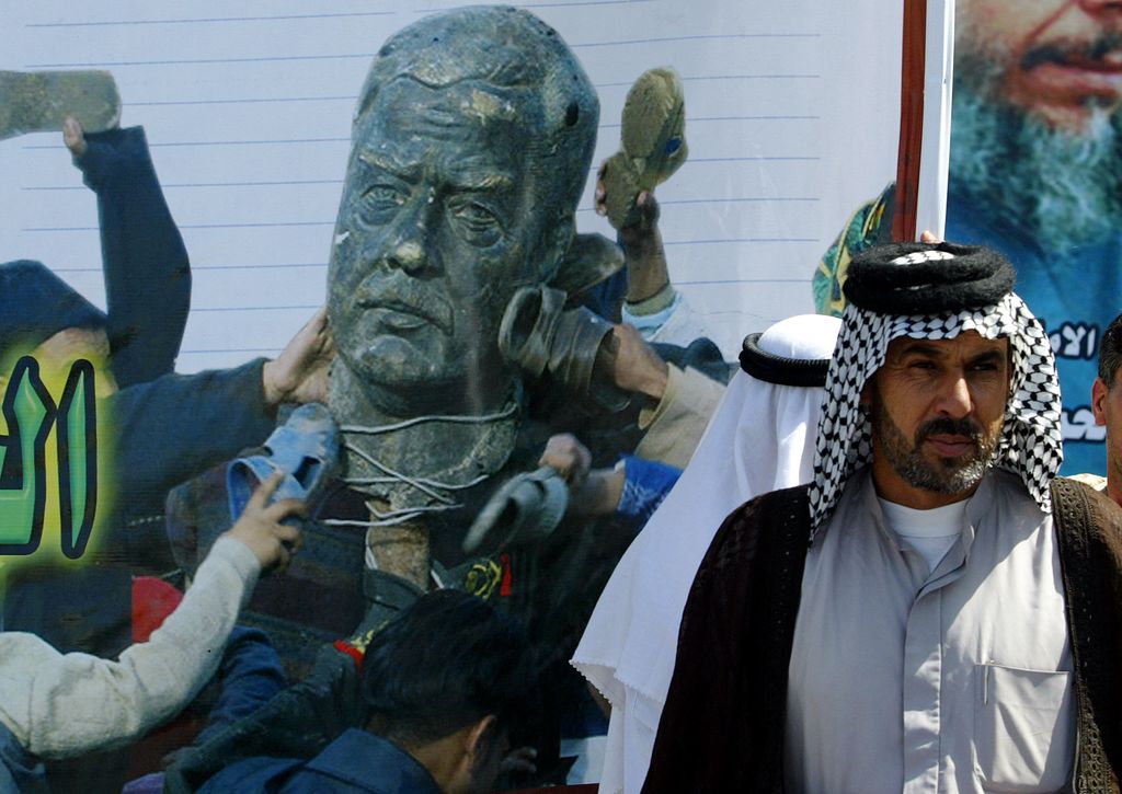 Testa 'decapitata' della statua del dittatore, Baghdad, 2003