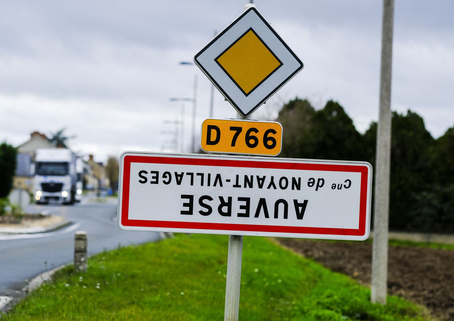 Indicazioni stradali capovolte nella Loira, Francia