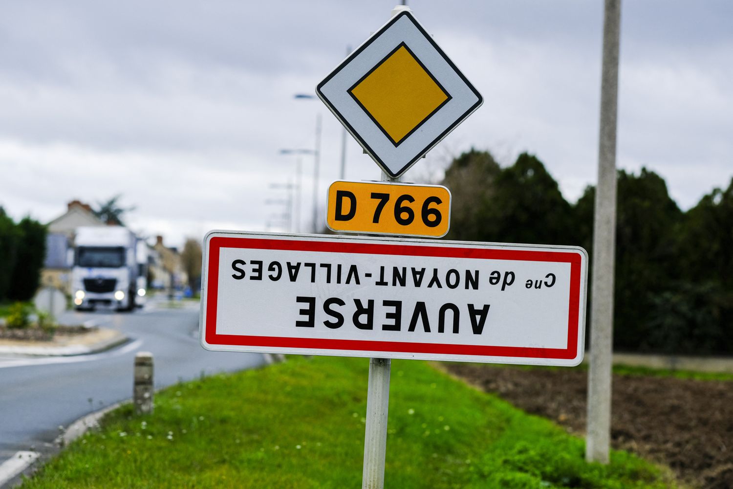 Indicazioni stradali capovolte nella Loira, Francia