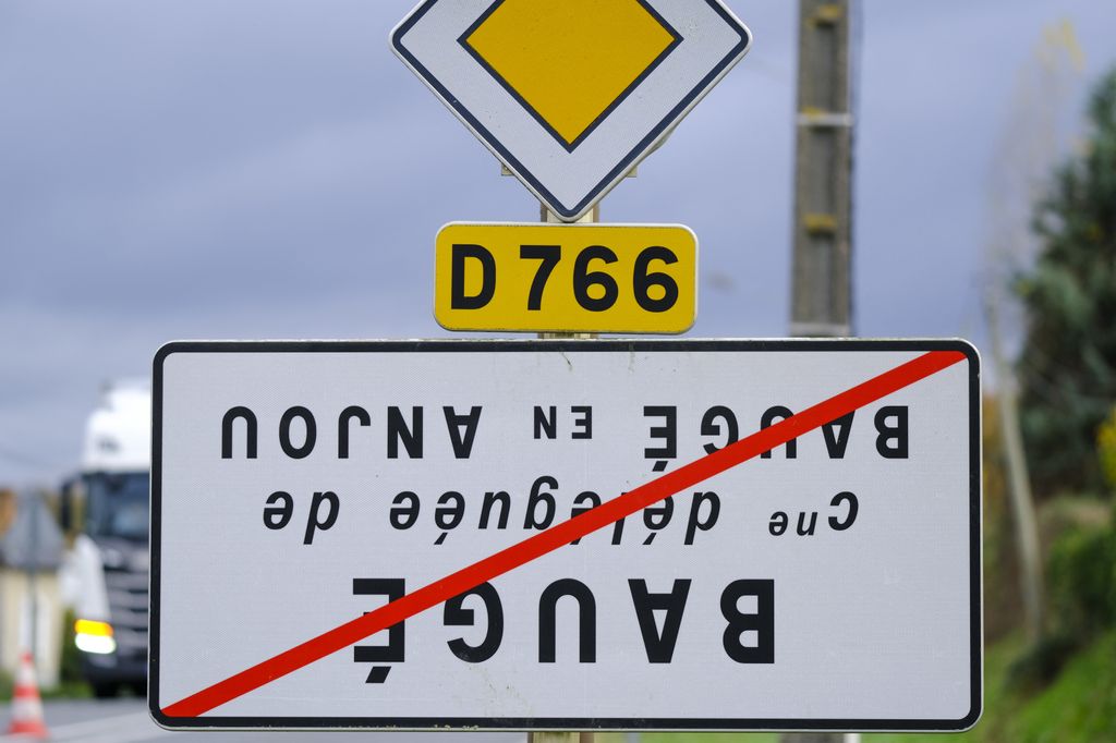 &nbsp;Indicazioni stradali capovolte nella Loira, Francia
