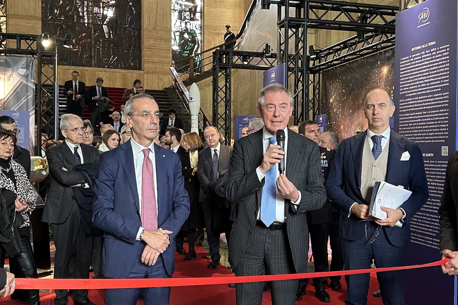 Il presidente dell'Asi, Teodoro Valente, il ministro delle Imprese e del Made in Italy, Adolfo Urso, e il capo di gabinetto del dicastero, Federico Eichberg