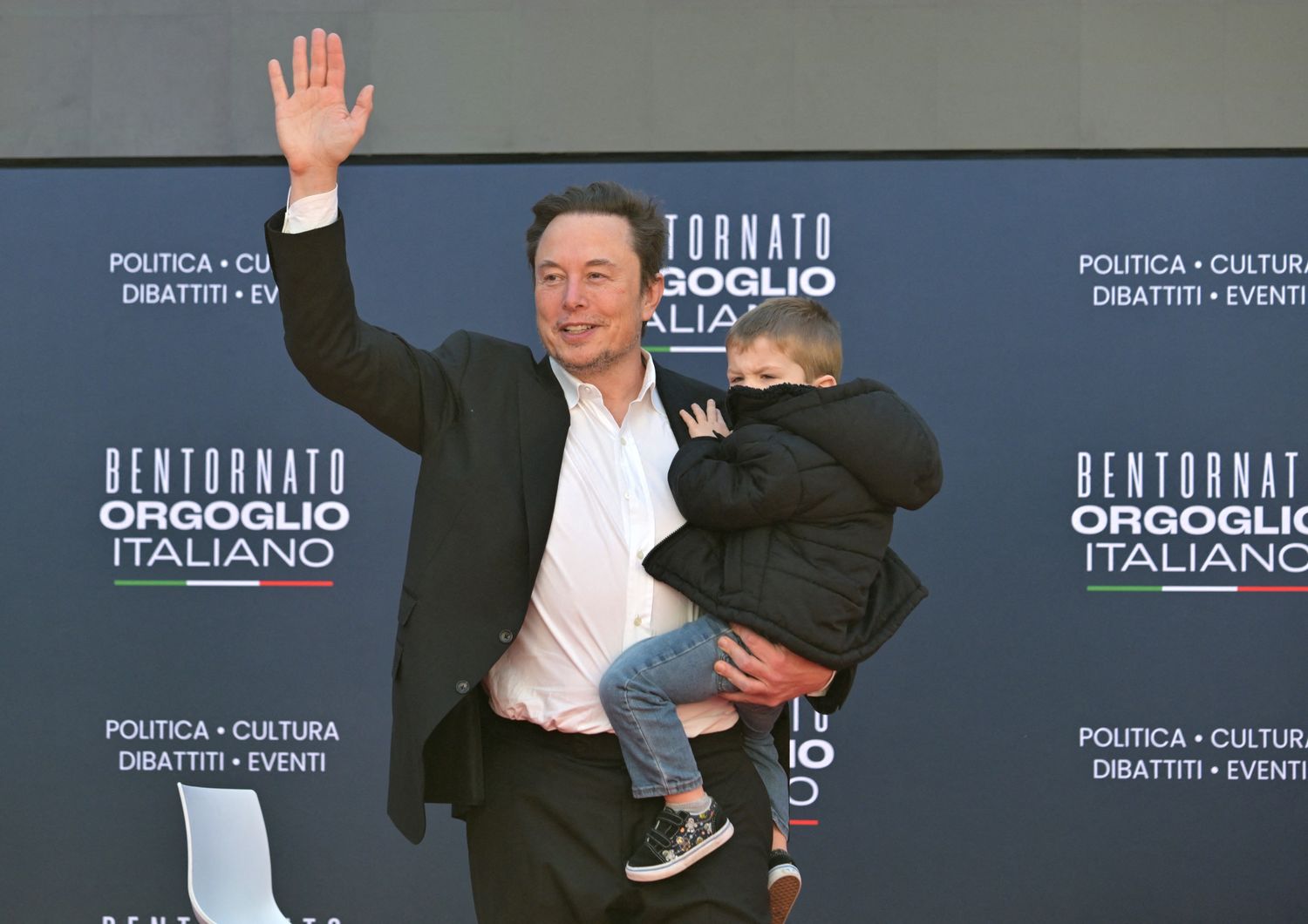 Elon Musk sul palco di Atreju