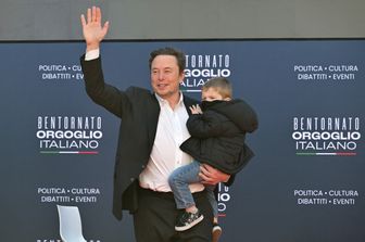 Elon Musk sul palco di Atreju