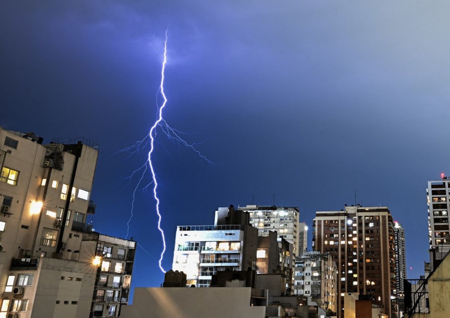 Un fulmine colpisce la citt&agrave; di Buenos Aires durante un temporale&nbsp;