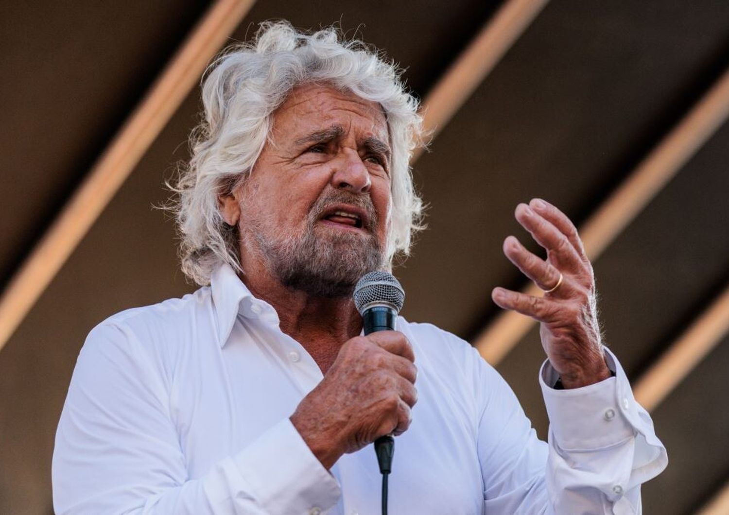 grillo rompe silenzio ringrazia medici