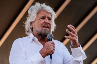 grillo rompe silenzio ringrazia medici