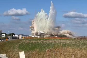 Il momento della demolizione di palazzo Mangeruca