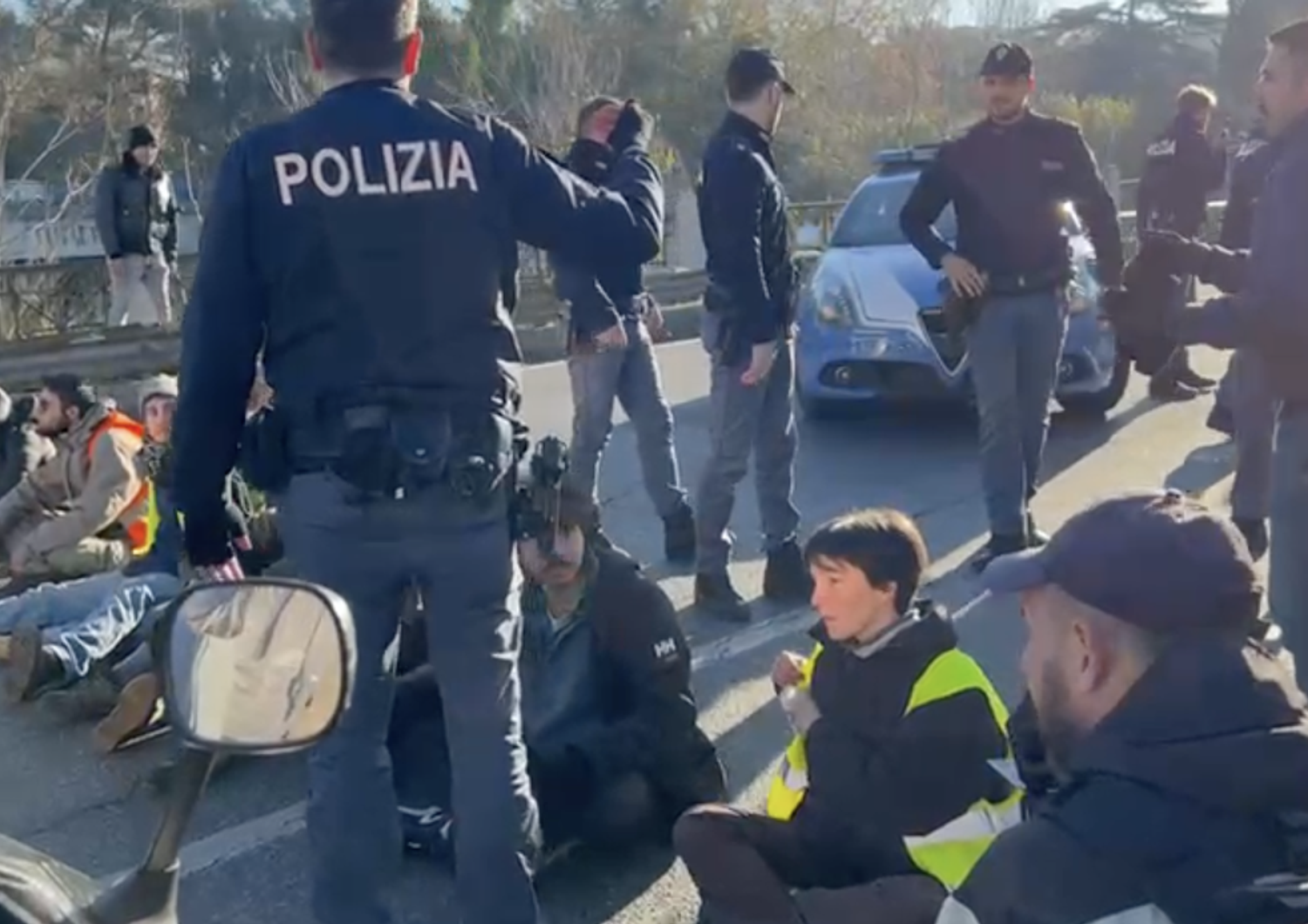 ambientalisti occupano via salaria proteste insulti automobilisti