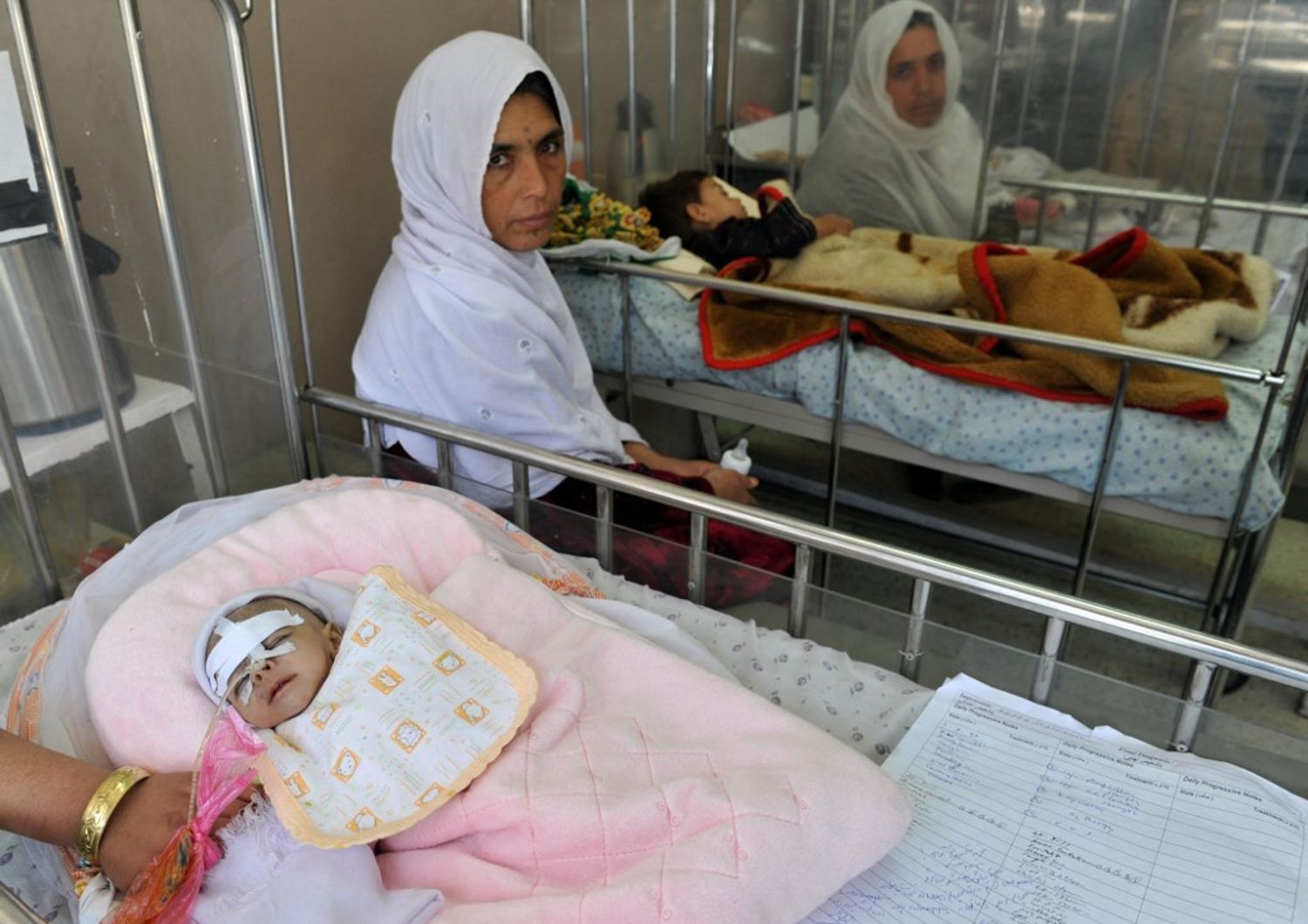 &nbsp;Madri afghane con i loro bambini affetti da malnutrizione all'ospedale Gandhi di Kabul