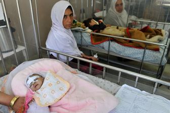 &nbsp;Madri afghane con i loro bambini affetti da malnutrizione all'ospedale Gandhi di Kabul