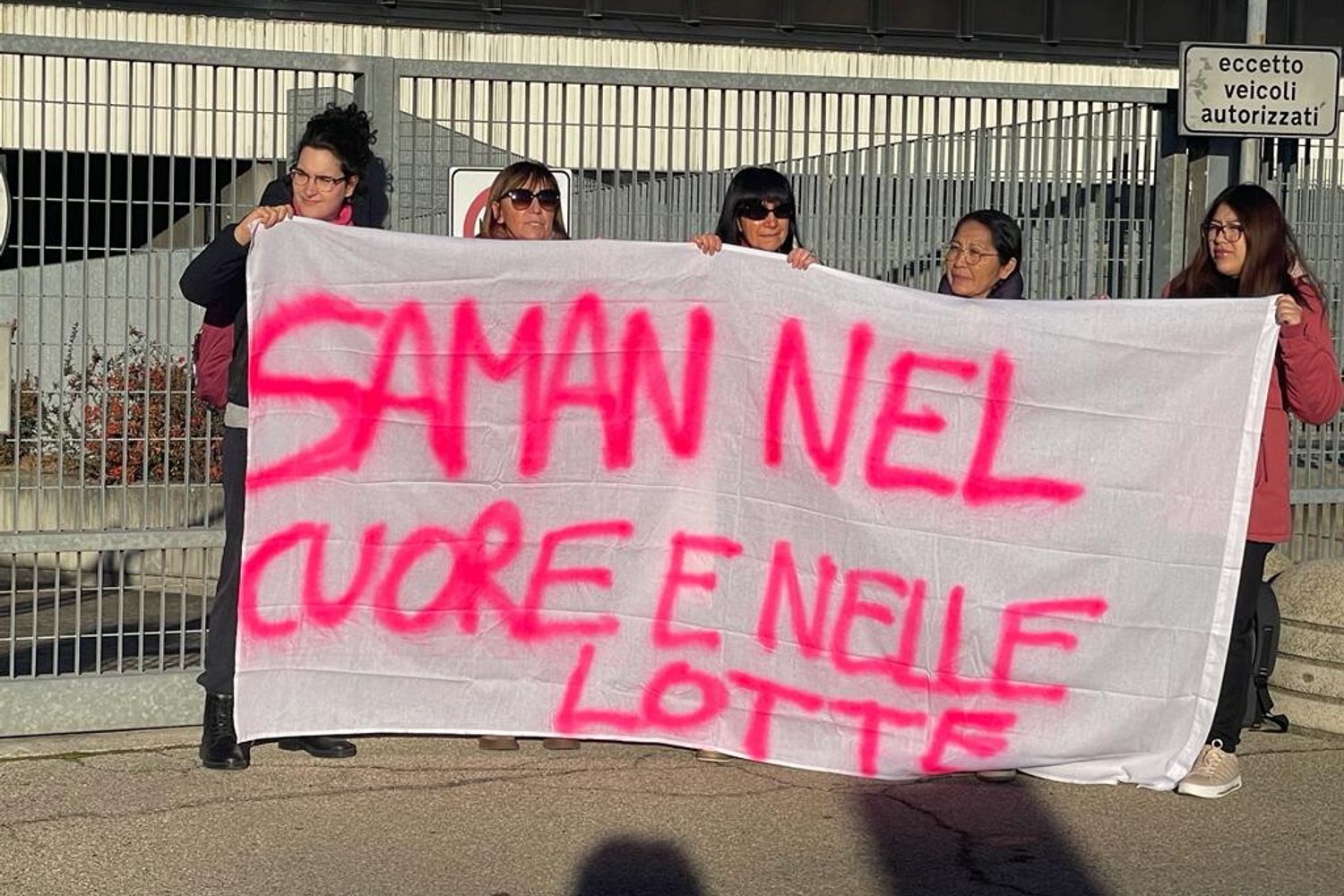Manifestanti fuori dal tribunale