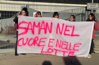 Manifestanti fuori dal tribunale