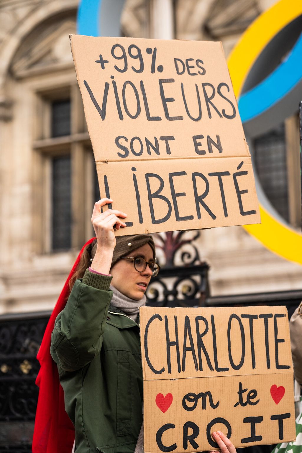 Manifestazioni in Francia a sostegno dell'attrice, stuprata da Depardieu, Charlotte Arnould