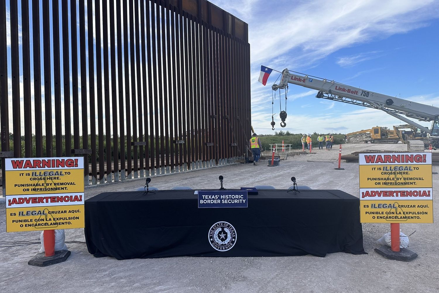 Il tavolo allestito ai confini per la firma della legge anti-clandestini