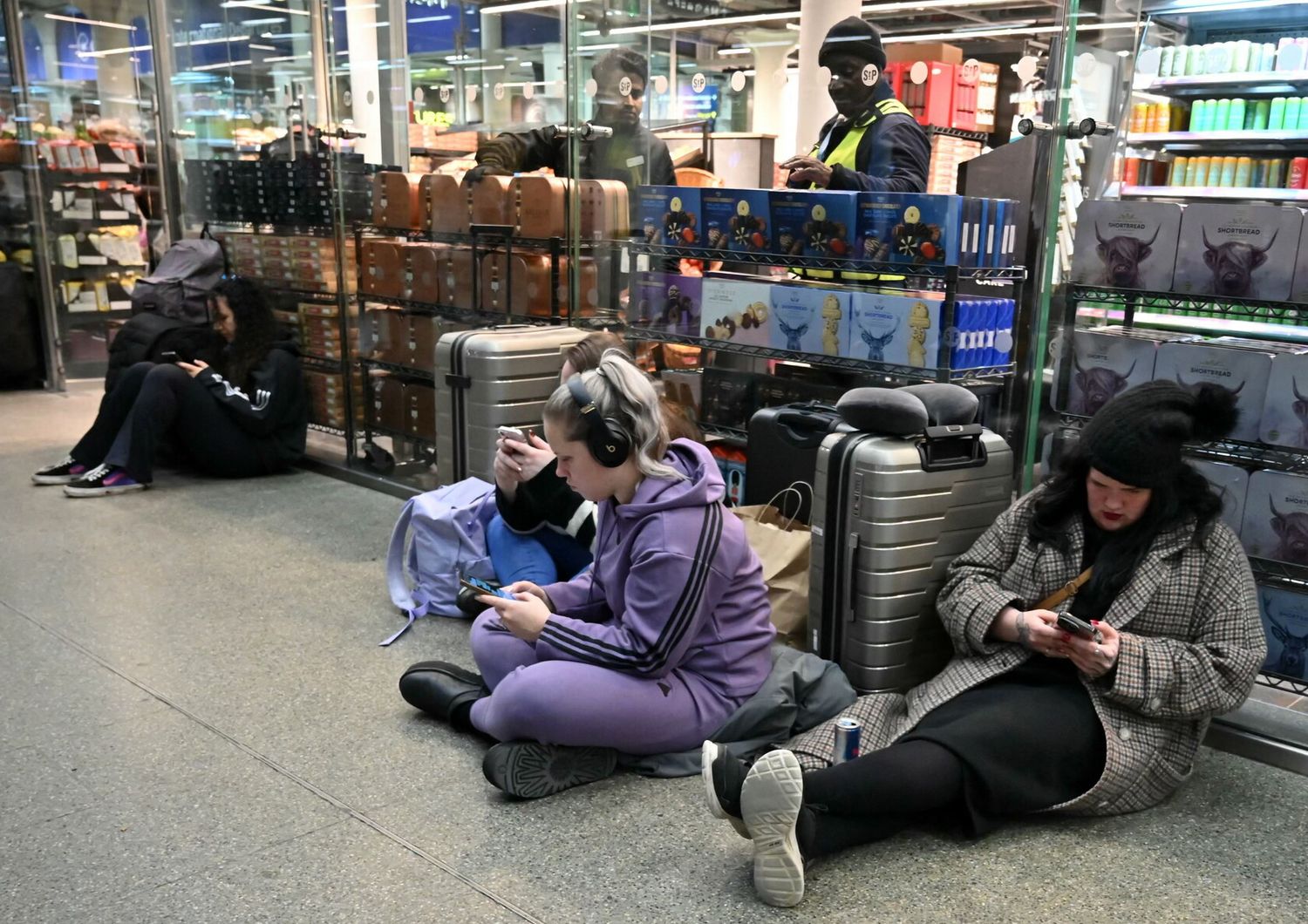 Viaggiatori in attesa alla stazione St. Pancras, Londra