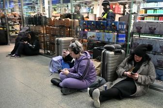 Viaggiatori in attesa alla stazione St. Pancras, Londra