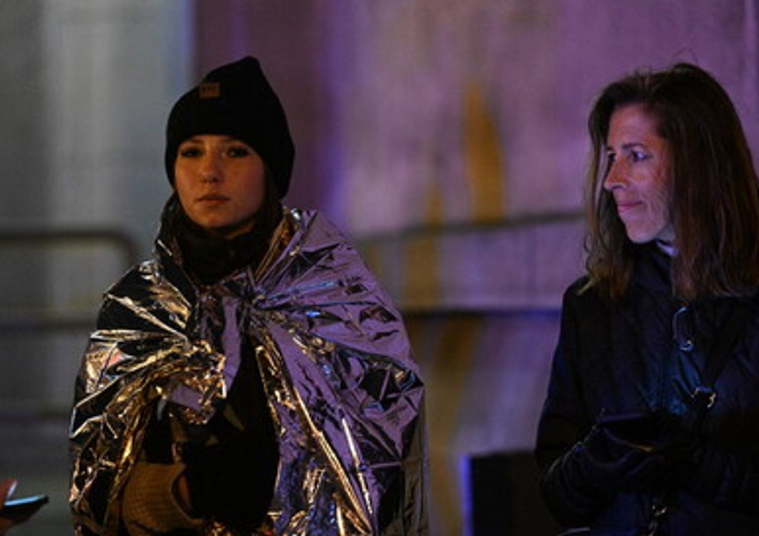 Una ragazza con una coperta termica di primo soccorso nell'area vicino all'Universit&agrave; Carlo&nbsp;