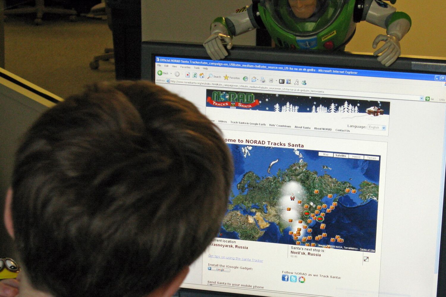 Bimbo al computer sulle tracce di Babbo Natale