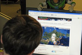 Bimbo al computer sulle tracce di Babbo Natale