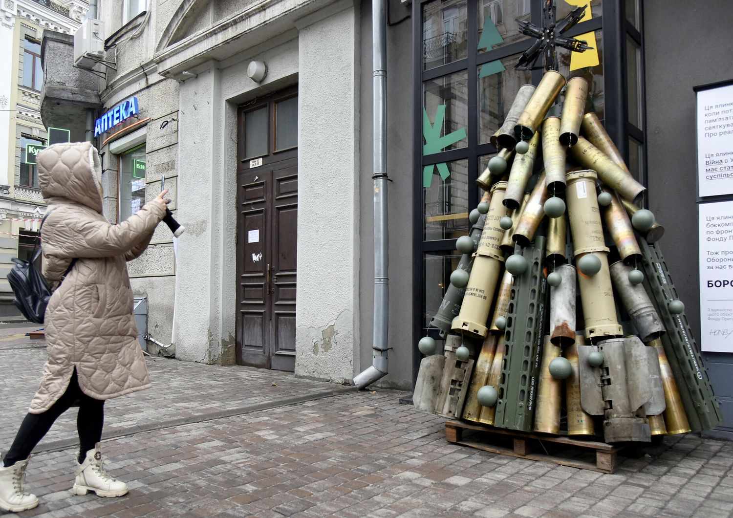 Un albero di Natale fatto con bossoli di artiglieria, posizionato davanti ad un coffee shop su Yaroslaviv Val Street, Kiev&nbsp;