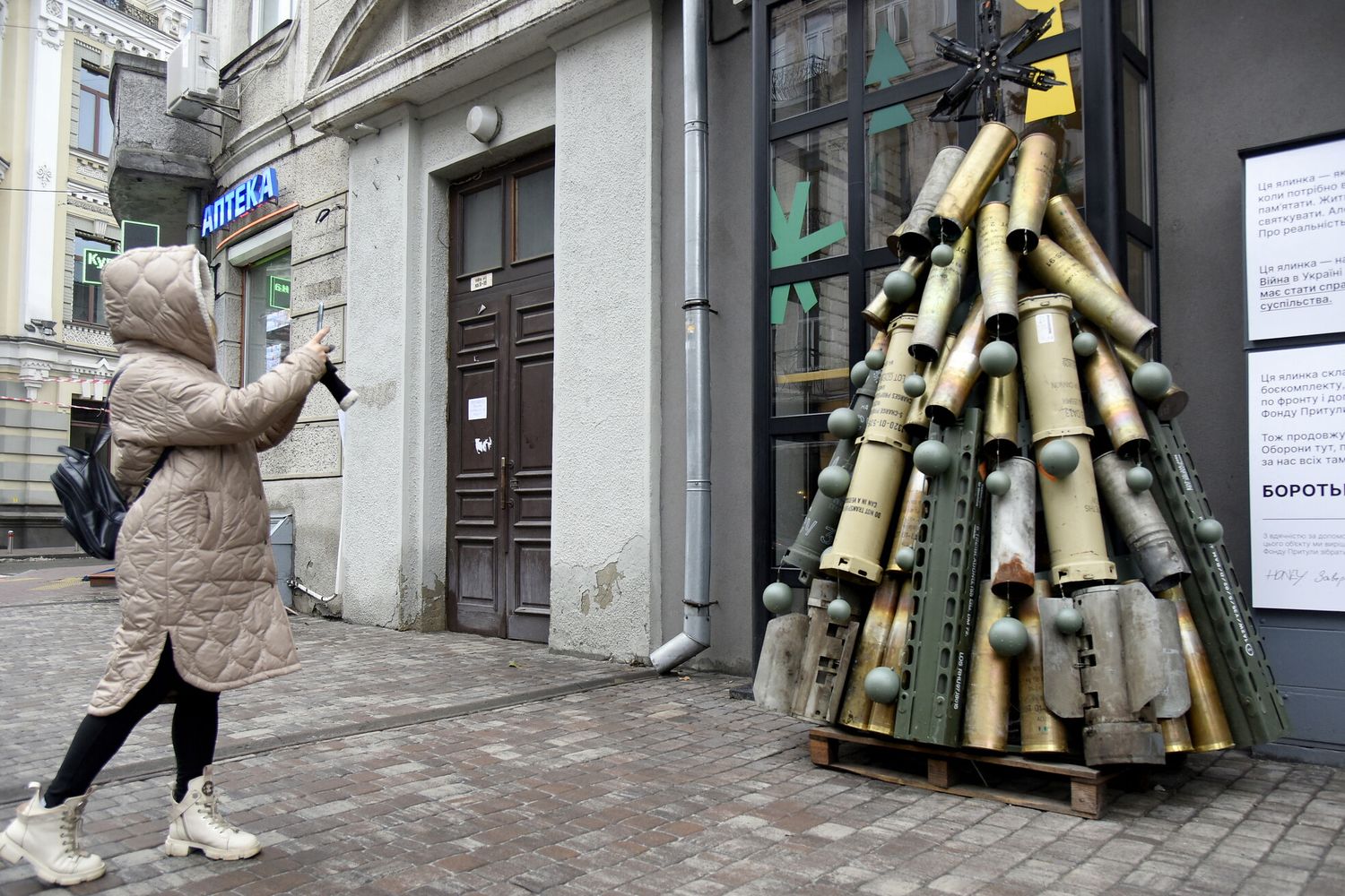 Un albero di Natale fatto con bossoli di artiglieria, posizionato davanti ad un coffee shop su Yaroslaviv Val Street, Kiev&nbsp;