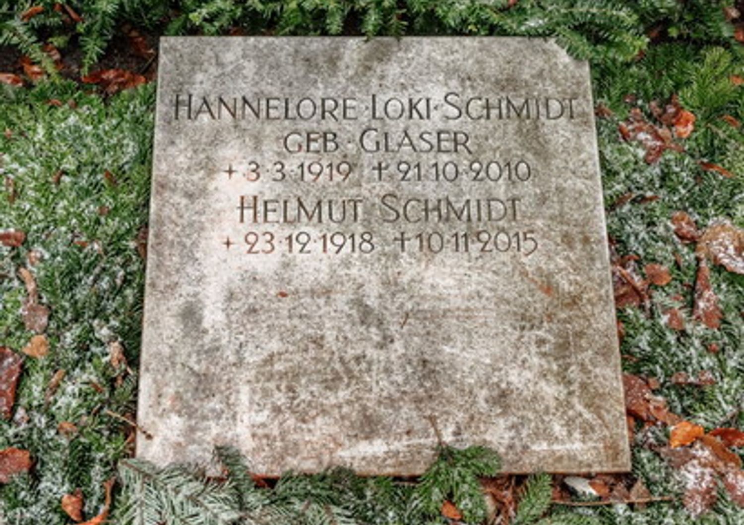 La tomba dell'ex cancelliere Schmidt e della moglie