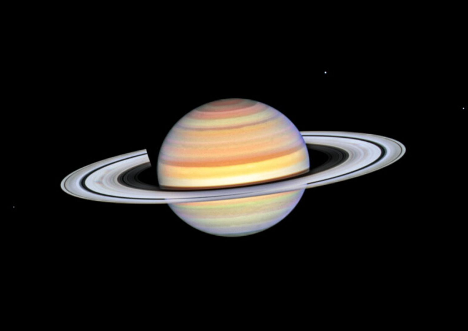 Questa foto di Saturno del telescopio spaziale Hubble della NASA rivela le bande nuvolose del pianeta e un fenomeno chiamato raggi dell&rsquo;anello.