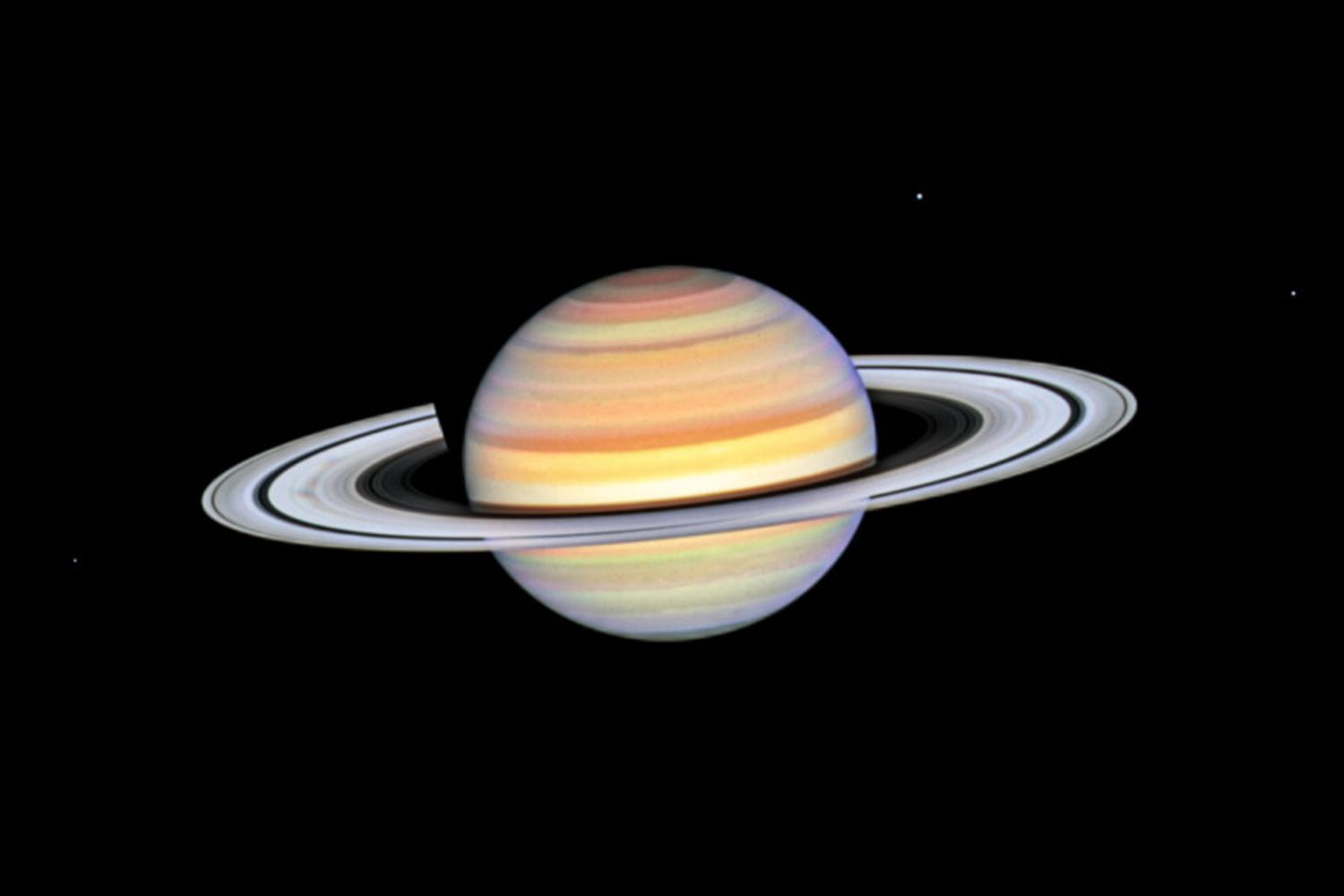 Questa foto di Saturno del telescopio spaziale Hubble della NASA rivela le bande nuvolose del pianeta e un fenomeno chiamato raggi dell&rsquo;anello.