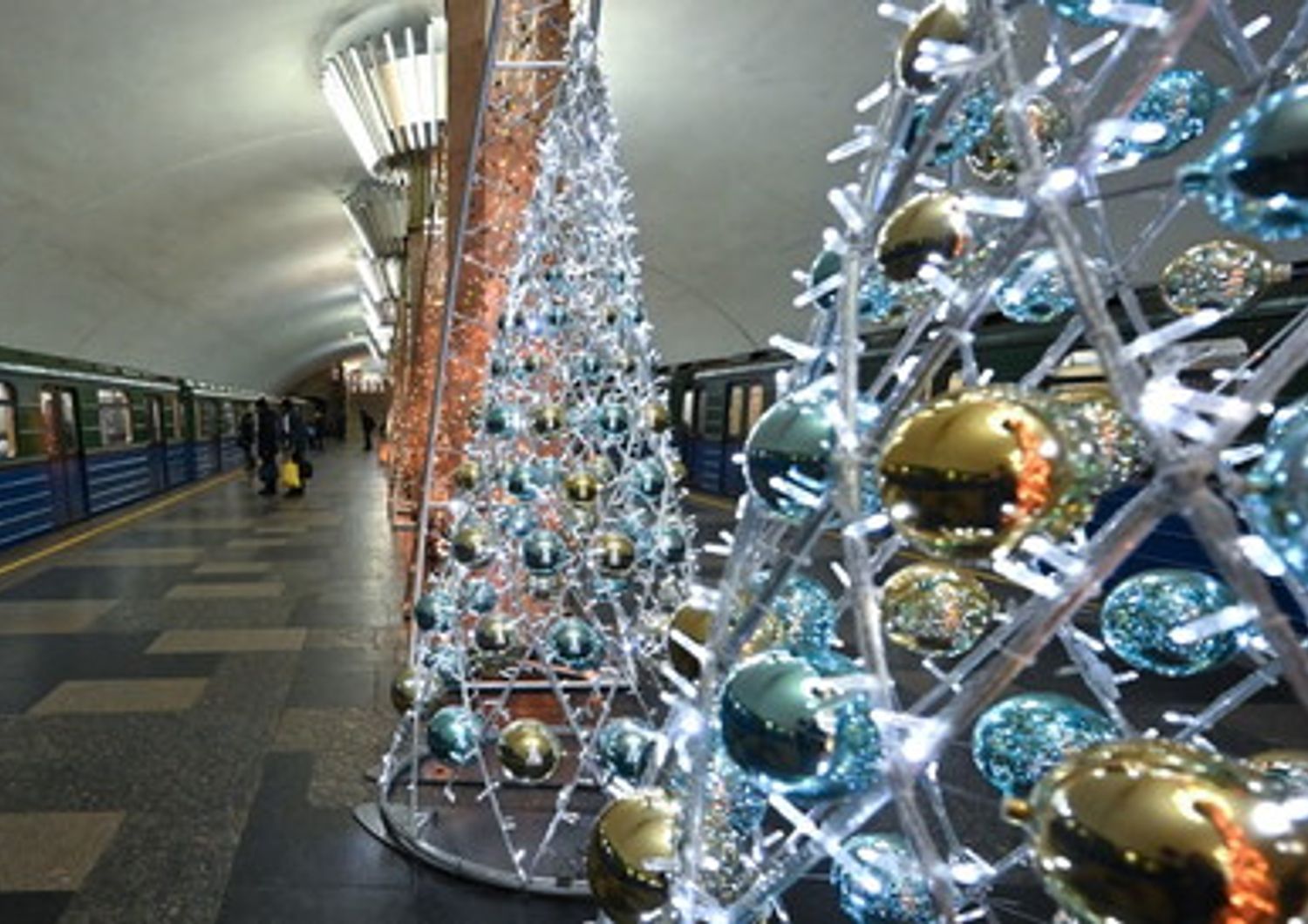 Una stazione della metropolitana a Charkiv decorata con alberi di Natale&nbsp;
