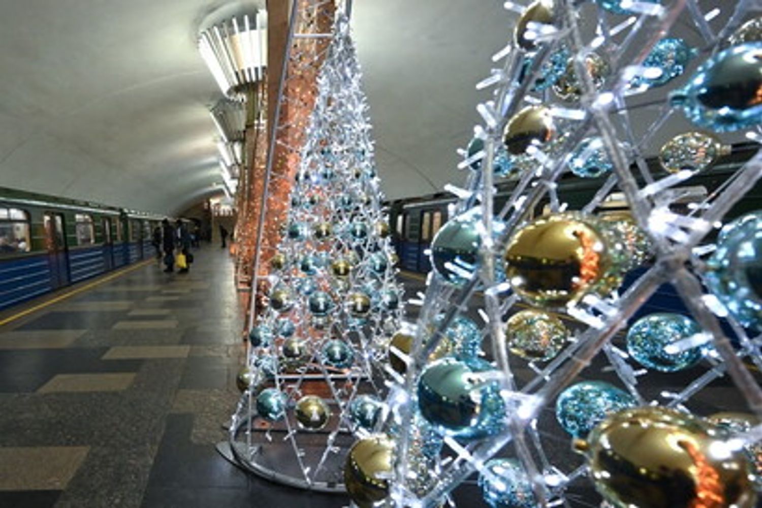Una stazione della metropolitana a Charkiv decorata con alberi di Natale&nbsp;