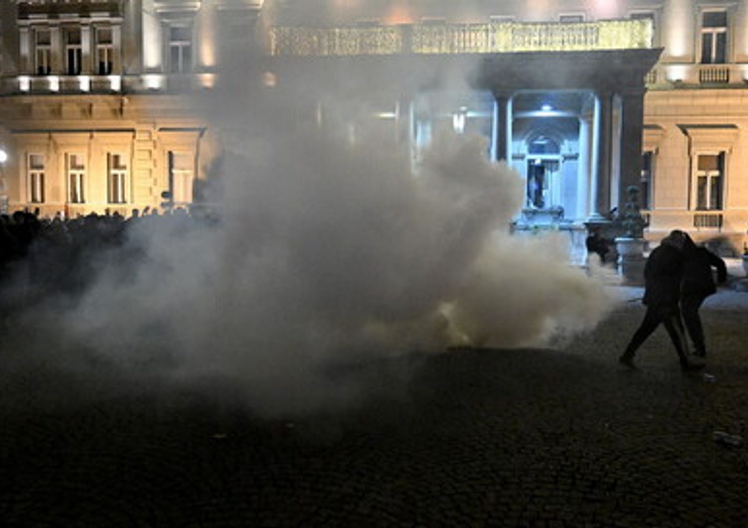 Manifestanti respinti dalla polizia nei pressi del municipio di Belgrado