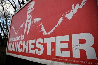 L'immagine di Jim Ratcliffe in un cartellone pubblicitario prima del match tra Manchester United e Bournemouth&nbsp;