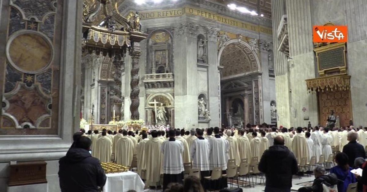 La Messa Della Notte Di Natale Nella Basilica Di San Pietro Le Immagini