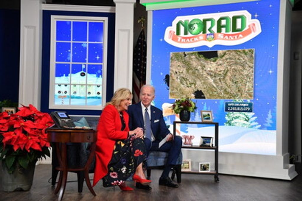 Joe e Jill Biden rispondono al call center del Norad