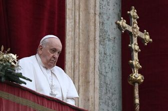 Papa Francesco dal balcone della basilica di San Pietro per la benedizione natalizia Urbi et Orbi&nbsp;