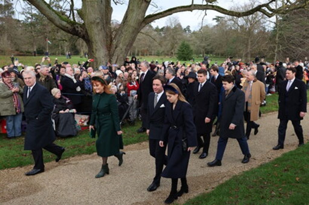 Il Principe Andrea, Sarah Ferguson, Edoardo Mapelli Mozzi e la Principessa Beatrice di York diretti verso la chiesa di St Mary Magdalene nella tenuta di Sandringham