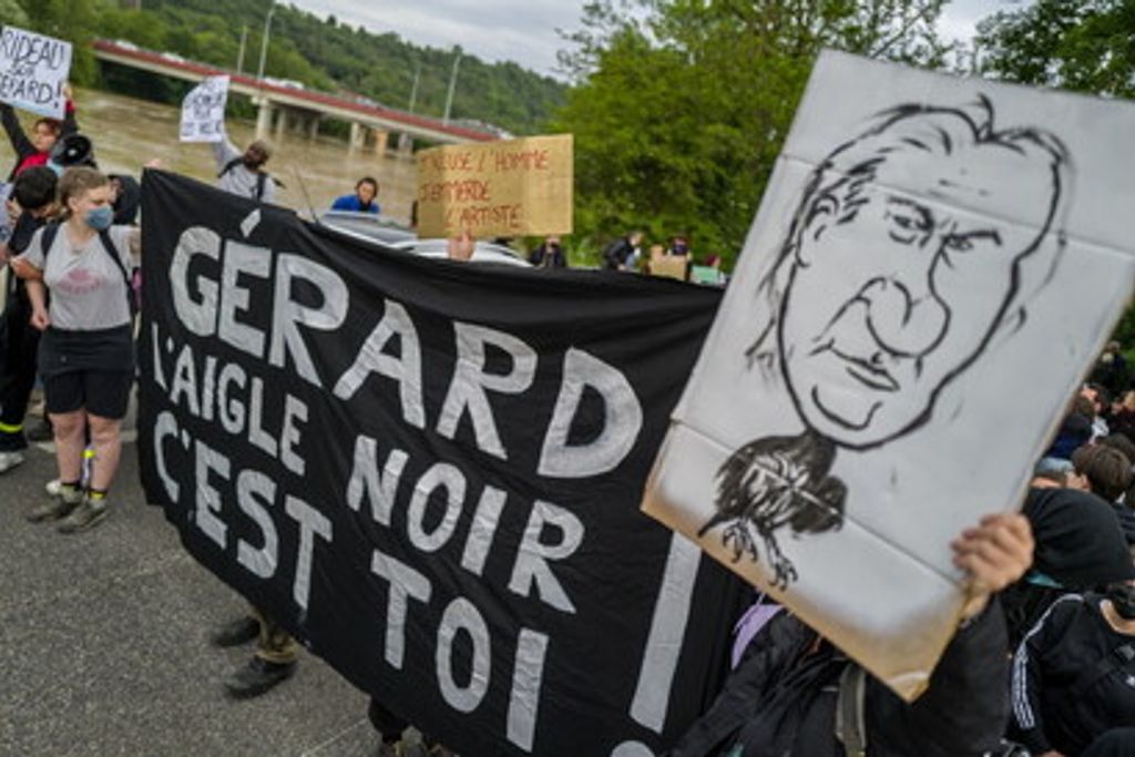 Protesta femminista contro Gerard Depardieu