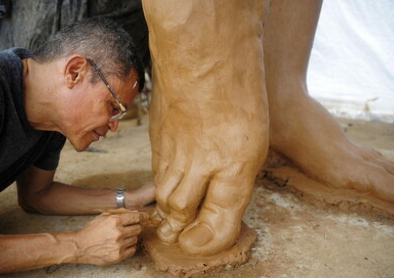 Yino Marquez lavora alla statua di Shakira