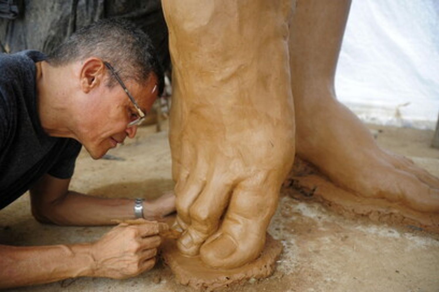 Yino Marquez lavora alla statua di Shakira