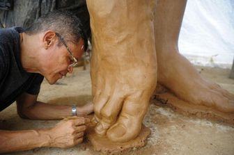 Yino Marquez lavora alla statua di Shakira
