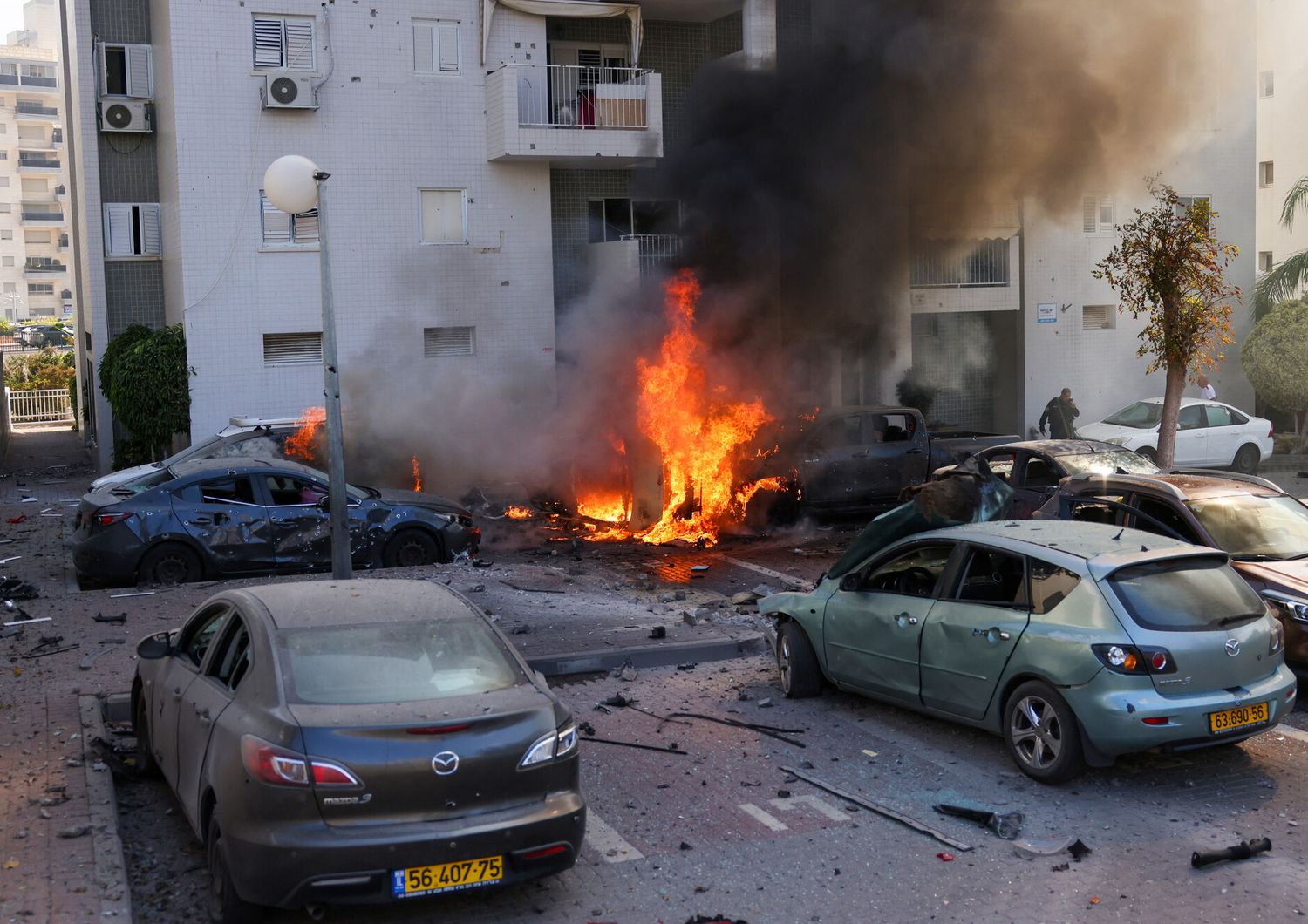 Un edificio colpito da un razzo ad Ashkelon il 7 ottobre