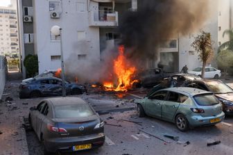 Un edificio colpito da un razzo ad Ashkelon il 7 ottobre